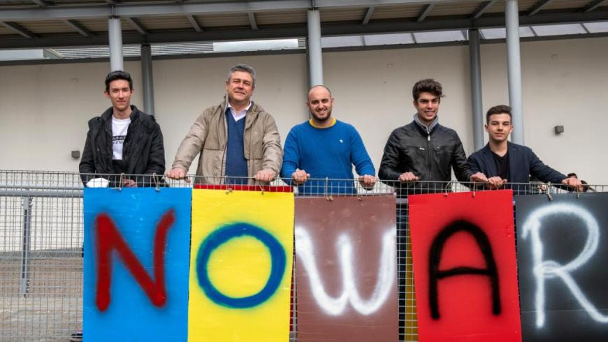 Il flash mob degli studenti UPO contro la guerra