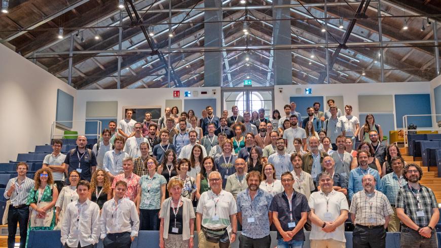 Foto di gruppo dei partecipanti ad IWFOS 2025 presso l’auditorium Cattaneo