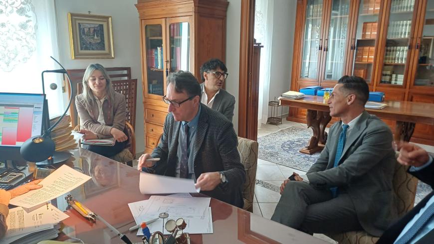 Stipula dell'atto di acquisto. Da sx a dx: Gessica Camilli, Menico Rizzi, Claudio Tambornino e Davide Gilardino