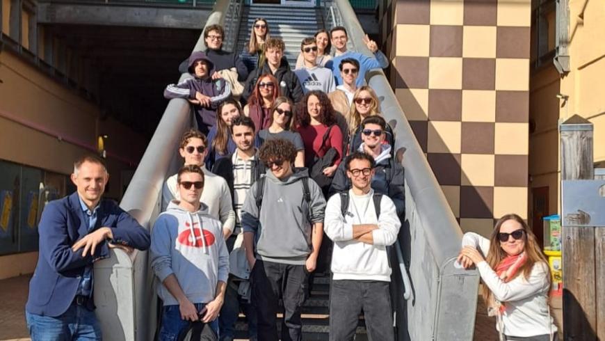 Foto di gruppo: studenti e studentesse del corso Paesaggio, turismo e sostenibilità con Alberto Poletti (direttore Parco Fantasia) e con la professoressa Stefania Cerutti